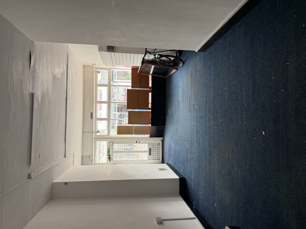 Lot: 44 - MIXED RESIDENTIAL AND COMMERCIAL BUILDING WITH POTENTIAL - Internal view of shop area